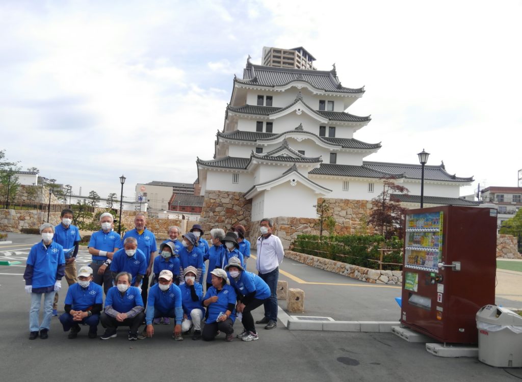 尼崎城前で記念撮影